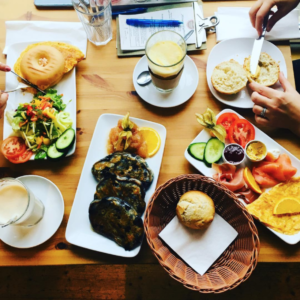 Unprofessionelles Bild von Frühstücks-Tisch-Szene aus dem Café Gemach