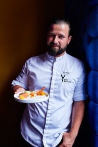Portraitfoto von Karsten Fricke aus dem Restaurant "Y Wine & Food" in Eltville