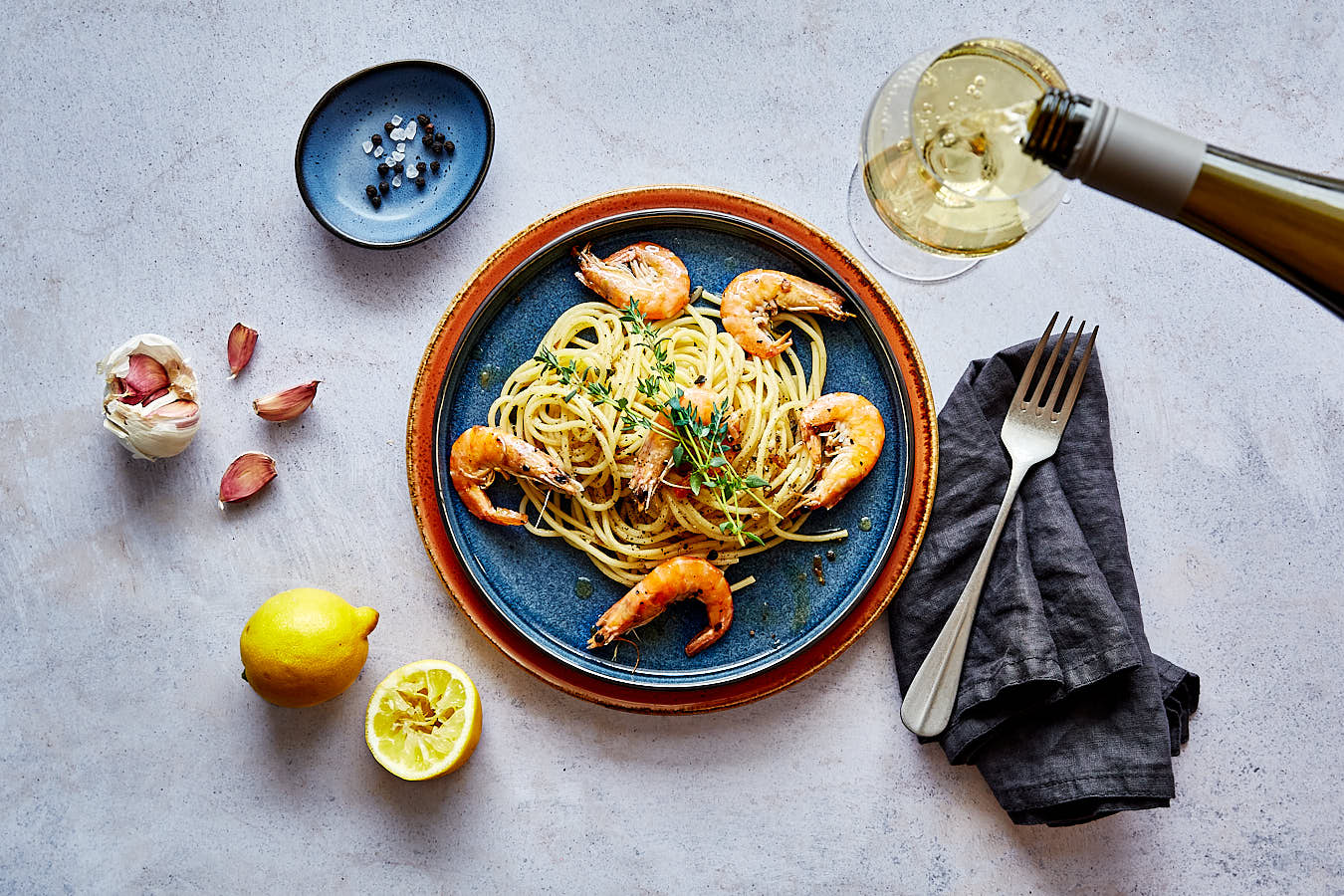 Rezept-Foto von Garnelen Zitronen Spaghetti auf Teller mit Weinglas daneben