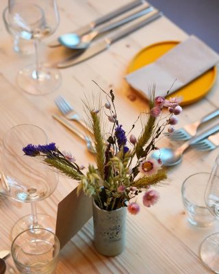 Gedeckter Tisch in der Delikt Tagbar Wiesbaden